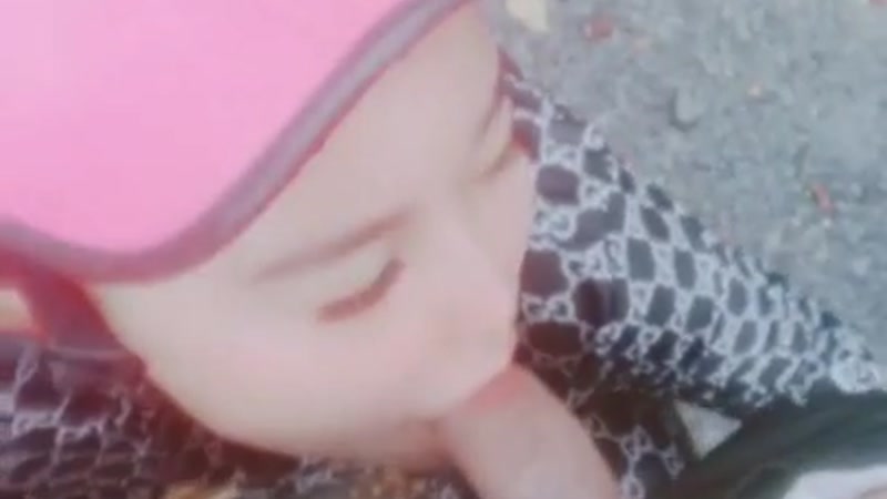 Cô em nứng bú cu dâm cho trai ngoài đường dâm dục